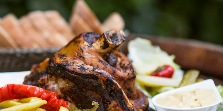 1,5 kg pečeného bravčového kolena s tradičnou oblohou a chlebom