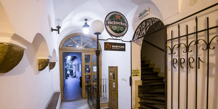 Grilované kuracie krídla a bravčové rebrá s tradičnou prílohou