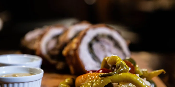 Voňavá porchetta s kyslou prílohou a ciabattou: hody pre 3 - 4 osoby