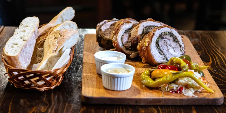 Voňavá porchetta s kyslou prílohou a ciabattou: hody pre 3 - 4 osoby