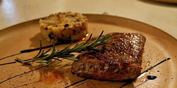 Mušketierske steaky z hovädzieho mäsa alebo tuniaka s prílohou a omáčkou