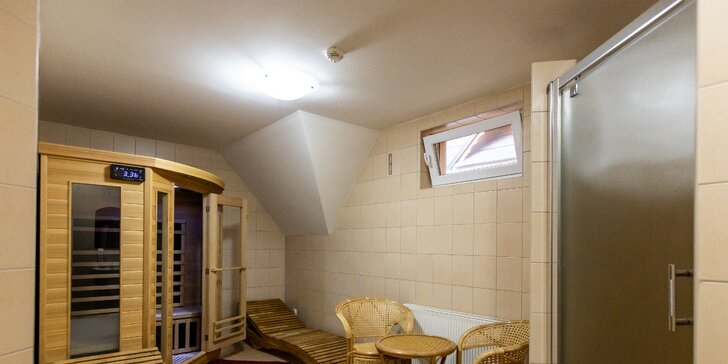 Komfortné ubytovanie v kolibe na brehu Slnečných jazier: varianty s masážou a saunou či šampanským