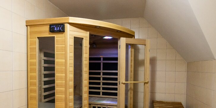Komfortné ubytovanie v kolibe na brehu Slnečných jazier: varianty s masážou a saunou či šampanským