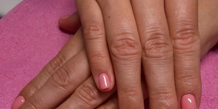 Prístrojová manikúra a medicinálna pedikúra + lakovanie alebo gél lak