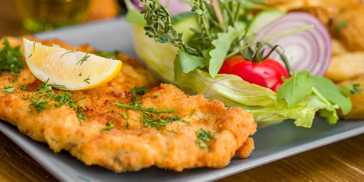 Farmburger alebo hlavné jedlo podľa výberu + nápoj: pre 1 alebo 2 osoby
