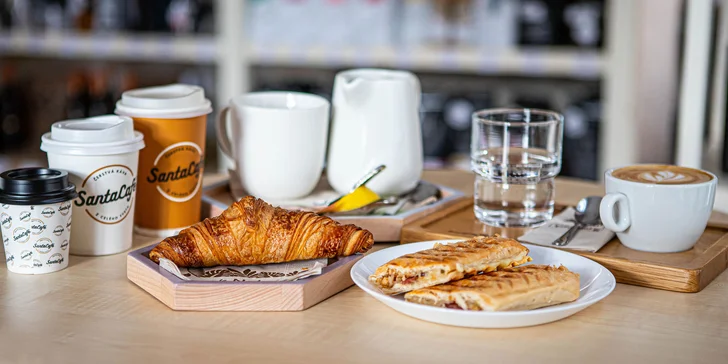 Lahodné kávy a k tomu croissant či panini v Santa Café