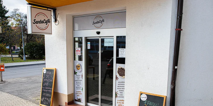 Lahodné kávy a k tomu croissant či panini v Santa Café