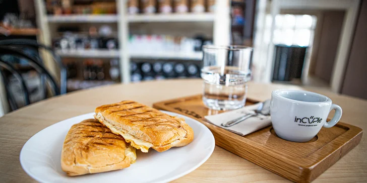 Lahodné kávy a k tomu croissant či panini v Santa Café