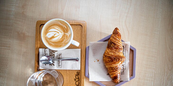 Lahodné kávy a k tomu croissant či panini v Santa Café