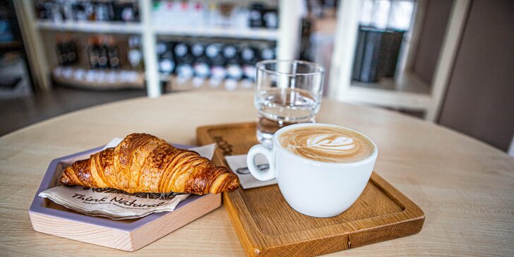 Lahodné kávy a k tomu croissant či panini v Santa Café