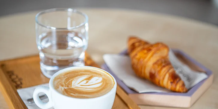 Lahodné kávy a k tomu croissant či panini v Santa Café