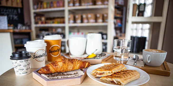 Lahodné kávy a k tomu croissant či panini v Santa Café