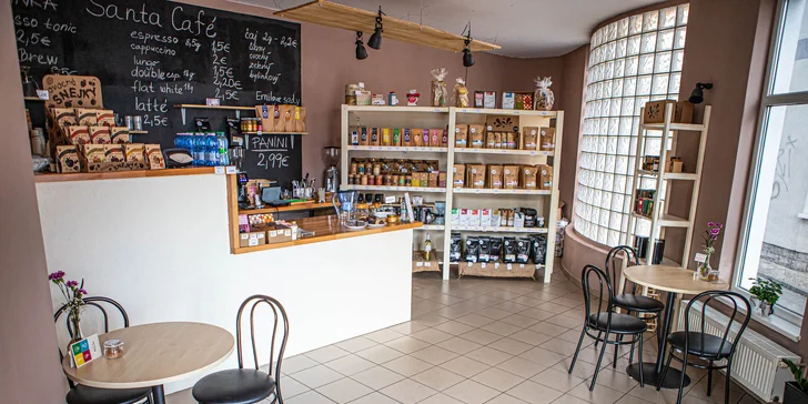 Lahodné kávy a k tomu croissant či panini v Santa Café