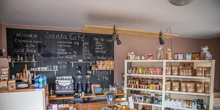 Lahodné kávy a k tomu croissant či panini v Santa Café