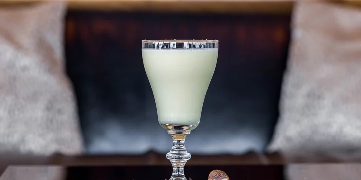 Vyhliadka z veže UFO s miešaným drinkom, fľašou Prosecca alebo zákuskom