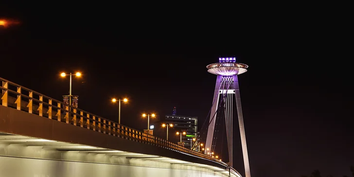 Vyhliadka z veže UFO s miešaným drinkom, fľašou Prosecca alebo zákuskom