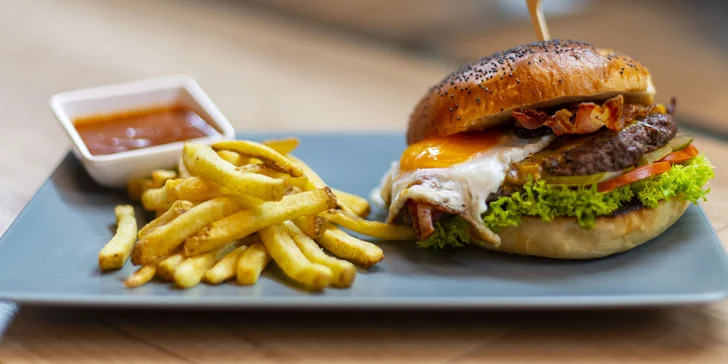 Zahryznite si do šťavnatých domácich burgerov v Grile Divadelnej reštaurácie