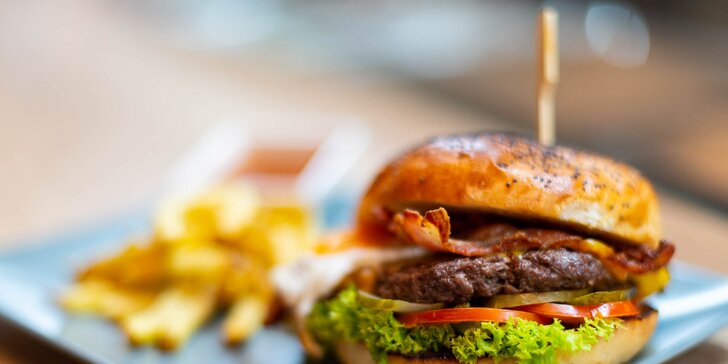 Zahryznite si do šťavnatých domácich burgerov v Grile Divadelnej reštaurácie