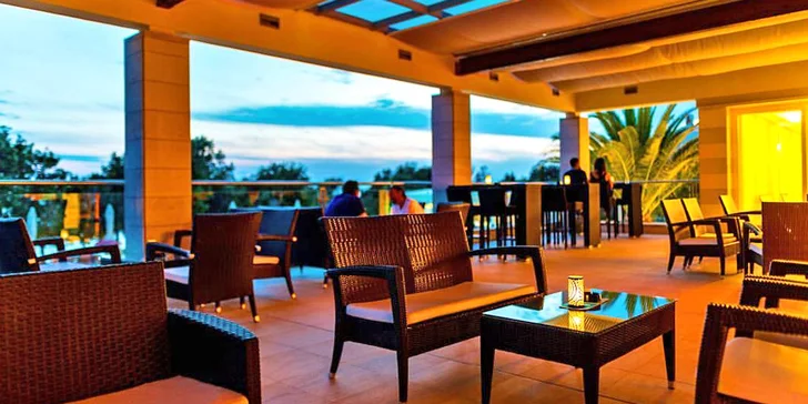 Dovolenka na ostrove Pag - 4* hotel priamo pri pláži, bazény a chutná polpenzia