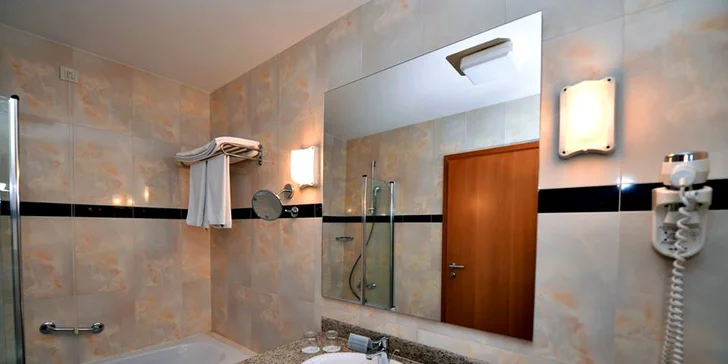 Dovolenka na ostrove Pag - 4* hotel priamo pri pláži, bazény a chutná polpenzia