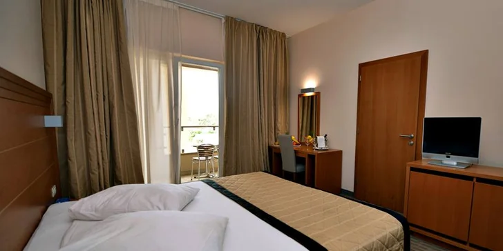 Dovolenka na ostrove Pag - 4* hotel priamo pri pláži, bazény a chutná polpenzia