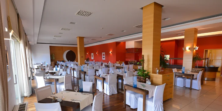 Dovolenka na ostrove Pag - 4* hotel priamo pri pláži, bazény a chutná polpenzia