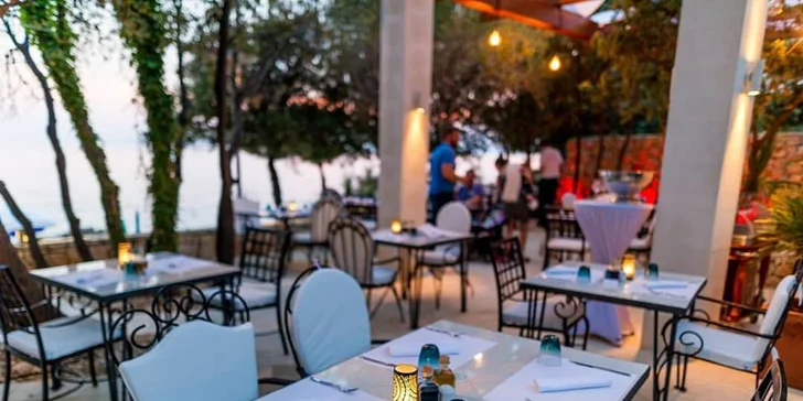 Dovolenka na ostrove Pag - 4* hotel priamo pri pláži, bazény a chutná polpenzia