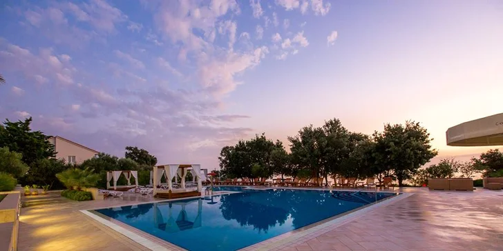 Dovolenka na ostrove Pag - 4* hotel priamo pri pláži, bazény a chutná polpenzia