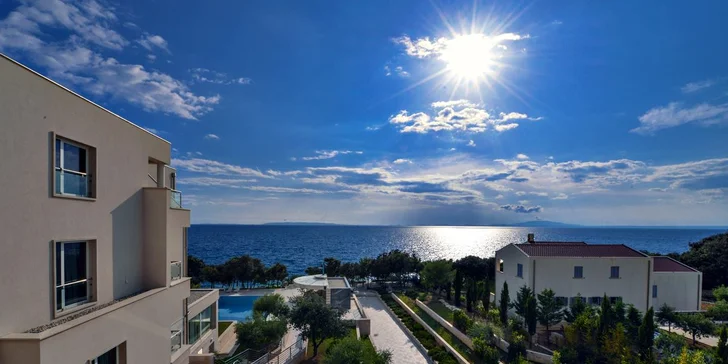 Dovolenka na ostrove Pag - 4* hotel priamo pri pláži, bazény a chutná polpenzia