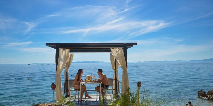 Dovolenka na ostrove Pag - 4* hotel priamo pri pláži, bazény a chutná polpenzia