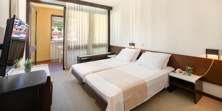Makarská riviéra - hotel na pláži, welcome drink a chutná polpenzia