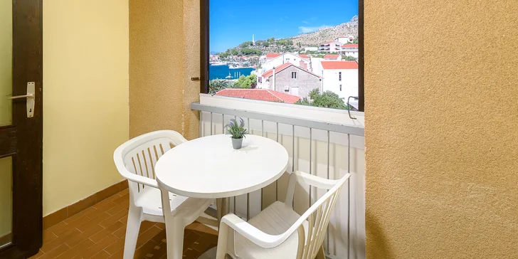 Makarská riviéra - hotel na pláži, welcome drink a chutná polpenzia