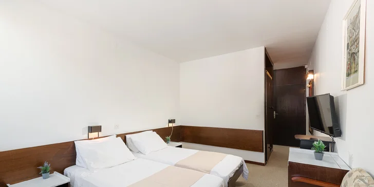 Makarská riviéra - hotel na pláži, welcome drink a chutná polpenzia
