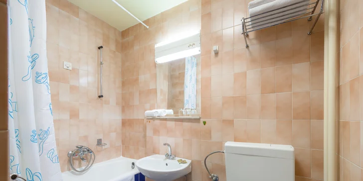 Makarská riviéra - hotel na pláži, welcome drink a chutná polpenzia