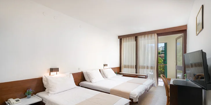 Makarská riviéra - hotel na pláži, welcome drink a chutná polpenzia