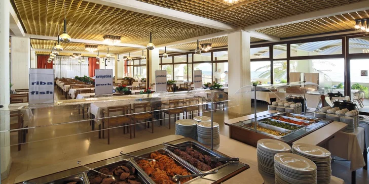 Makarská riviéra - hotel na pláži, welcome drink a chutná polpenzia