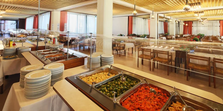 Makarská riviéra - hotel na pláži, welcome drink a chutná polpenzia