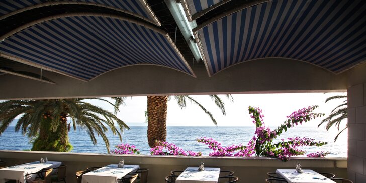 Makarská riviéra - hotel na pláži, welcome drink a chutná polpenzia