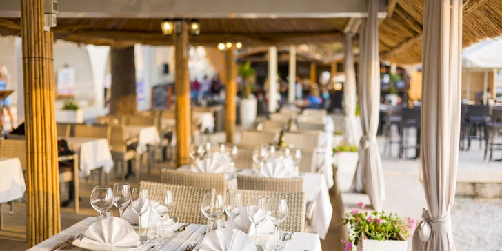 Makarská riviéra - hotel na pláži, welcome drink a chutná polpenzia
