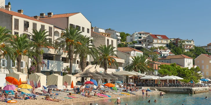 Makarská riviéra - hotel na pláži, welcome drink a chutná polpenzia