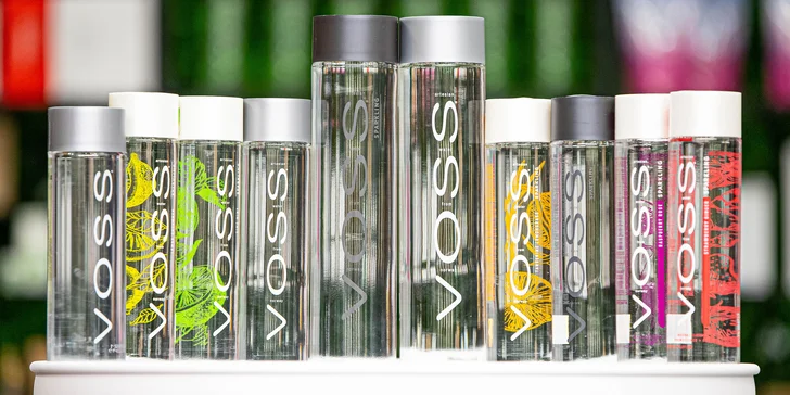 Dizajnové fľaše vody VOSS v sklenenom aj PET prevedení