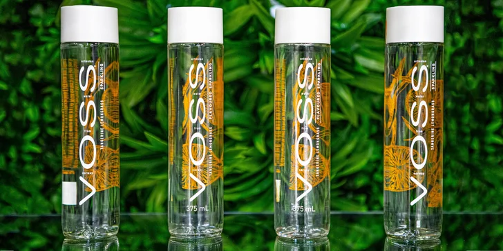 Dizajnové fľaše vody VOSS v sklenenom aj PET prevedení