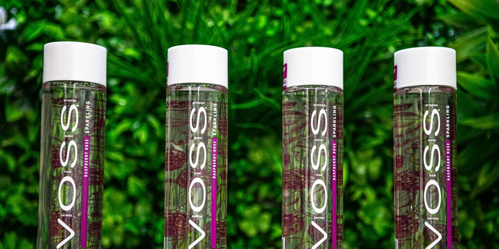 Dizajnové fľaše vody VOSS v sklenenom aj PET prevedení