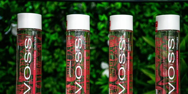 Dizajnové fľaše vody VOSS v sklenenom aj PET prevedení