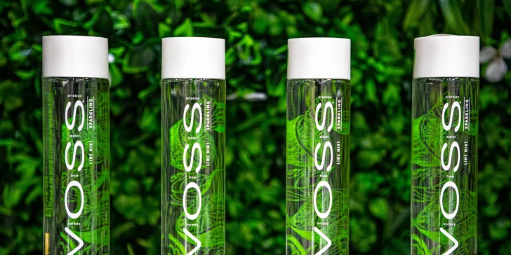 Dizajnové fľaše vody VOSS v sklenenom aj PET prevedení