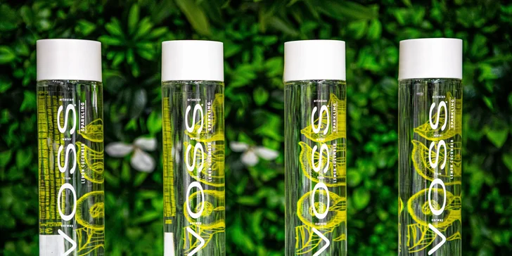 Dizajnové fľaše vody VOSS v sklenenom aj PET prevedení