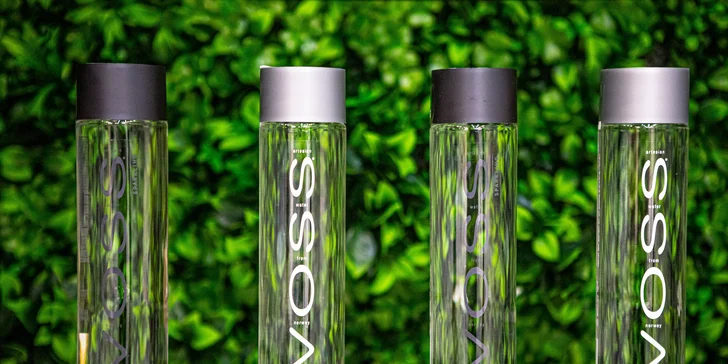 Dizajnové fľaše vody VOSS v sklenenom aj PET prevedení