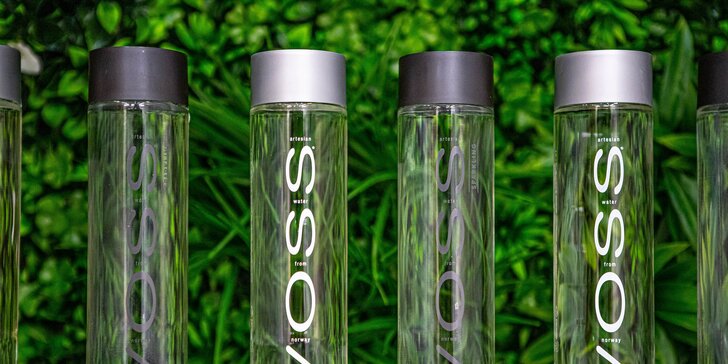 Dizajnové fľaše vody VOSS v sklenenom aj PET prevedení