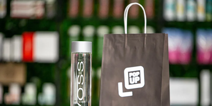 Dizajnové fľaše vody VOSS v sklenenom aj PET prevedení