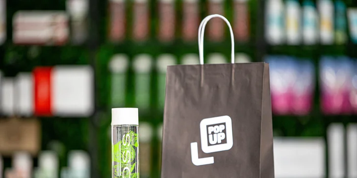 Dizajnové fľaše vody VOSS v sklenenom aj PET prevedení